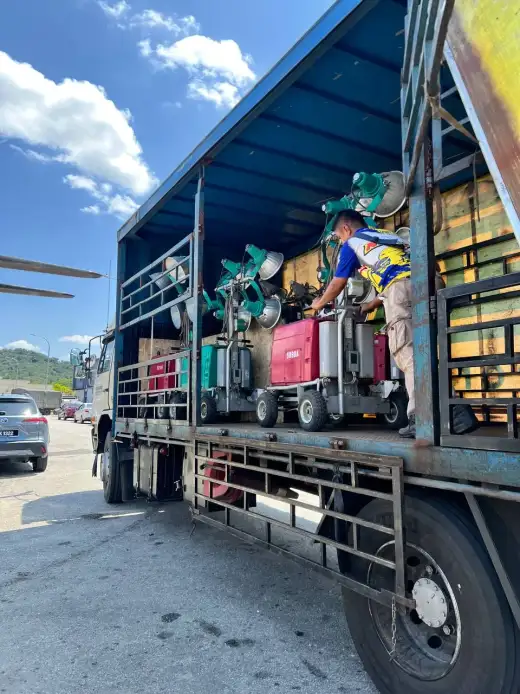 Yanmar tower lights sold and collected at Kyusen warehouse 1