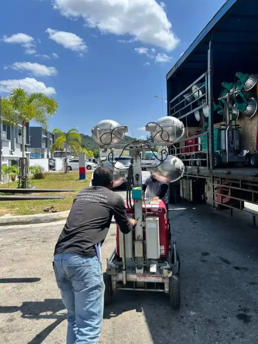 Yanmar tower lights sold and collected at Kyusen warehouse 4